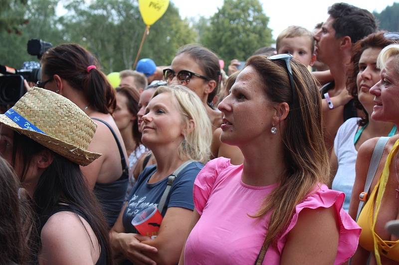 Letní festival v příjemném prostředí, přímo na pláži, byl v tropickém počasí volbou několika tisíců návštěvníků.