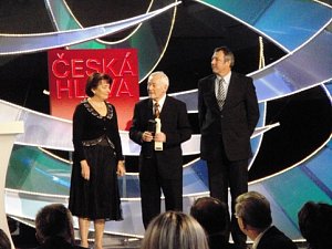 Miroslav Šťastný přebírá za odvrácení katastrofy cenu "Česká hlava"