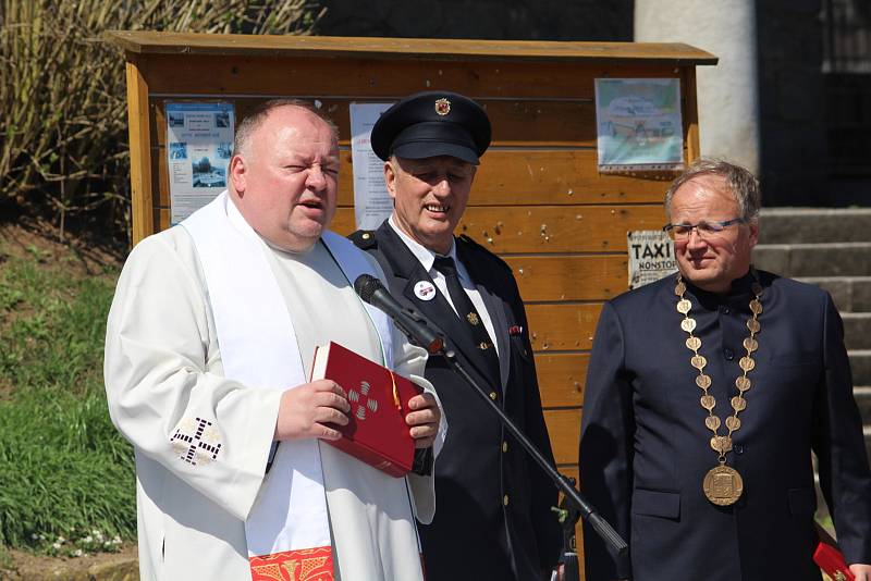 Hasiči v Kamýku nad Vltavou slavnostně křtili nový zásahový vůz.