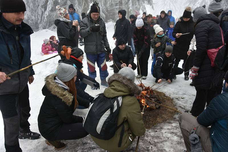 Čím výše účastníci stoupali, tím bylo okolí krásnější, v lese bylo téměř 50 centimetrů sněhu.Na Pražáku na příchozí čekaly medaile, červené razítko, pečení buřtíků a teplé alkoholické i nealkoholické nápoje.