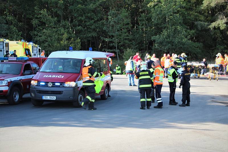 Při netradičním cvičení utekli z havarovaného vězeňského autobusu dva vězni.