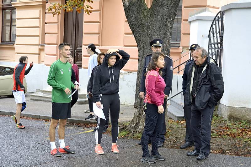 Z projektu Přes bariéry s policií v Příbrami. Fyzické testy dělali studenti střední zdravotnické školy.