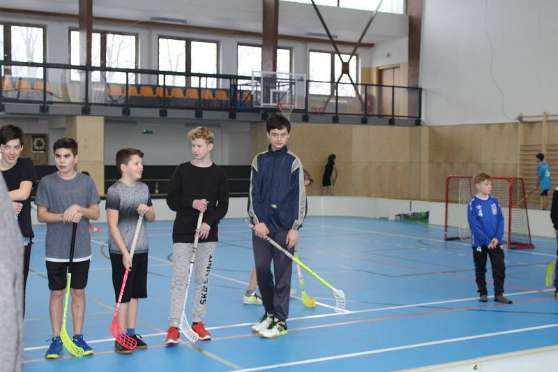 Pásku k nové hrací ploše stříhali společně zástupci města a sportovních spolků, architekt projektu, lidé ze zhotovitelské firmy a zástupci dobříšské společnosti Dokas.