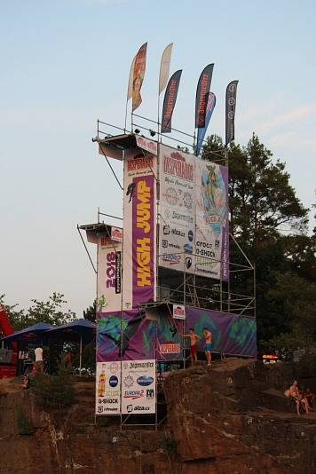 Highjump je oblíbeným spojením extrémních závodů a muziky.