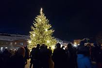 Při prvním adventním zastavení byl rozsvícen vánoční strom na náměstí T.G. Masaryka.