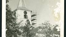 Oprava kostela v Nechvalicích, pravděpodobně po 2. světové válce. Foto: archiv Městského muzea Sedlčany