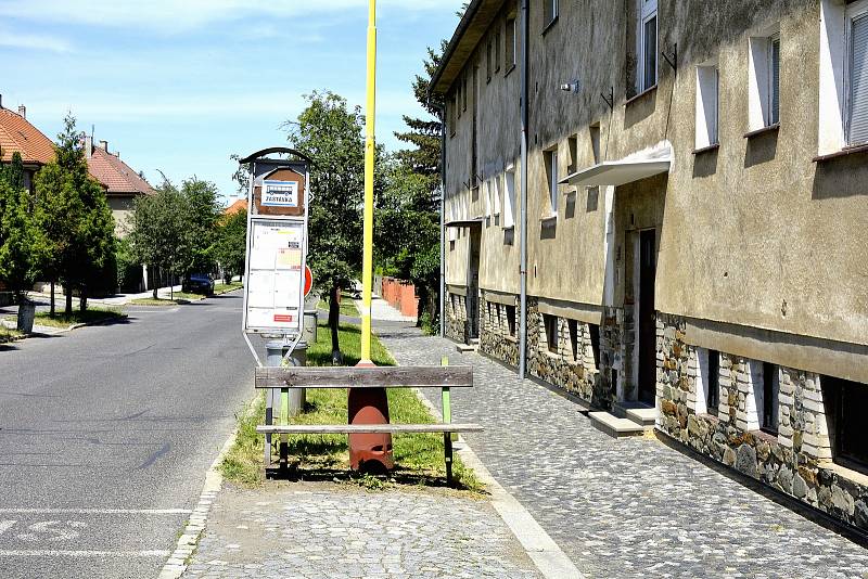 Autobusová zastávka Stalingrad v ulici Hornických učňů v Příbrami.