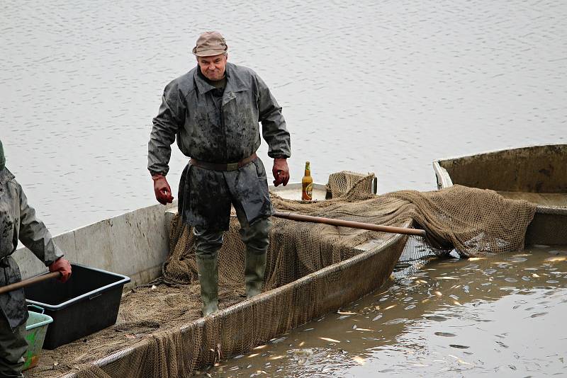 Výlov začínal kolem sedmé hodiny a během dopoledne proběhl i druhý zátah sítí. S blížícím se polednem proud lidí mířící na hráz rybníka neustával, přicházely i rodiny s kočárky.