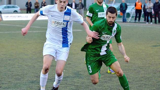 Lukáš Rom (vpravo) bojuje při utkání Superligy malého fotbalu v Pardubicích.