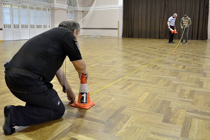 Z projektu Přes bariéry s policií v Příbrami. Fyzické testy dělali studenti střední zdravotnické školy.