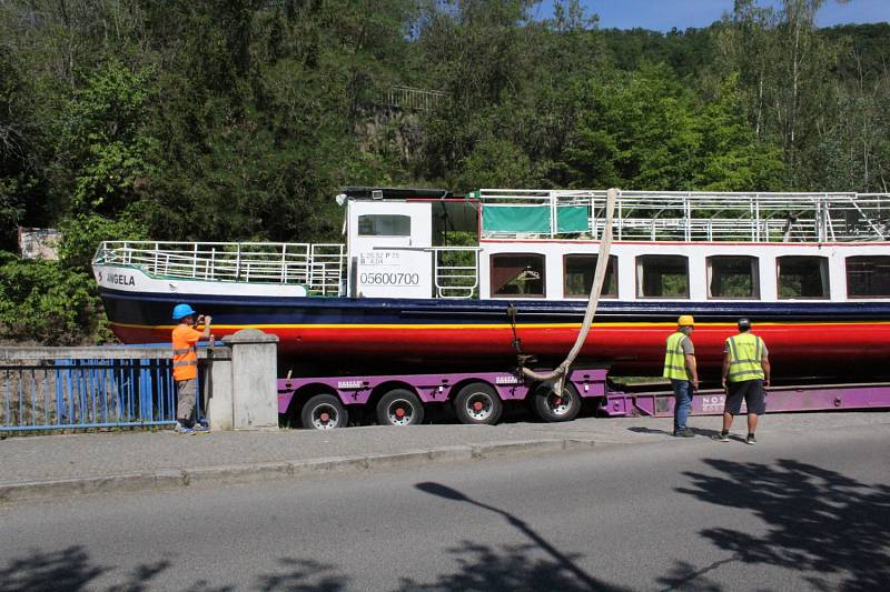 Orlickou flotilu rozšířil parník přivezený z Německa.