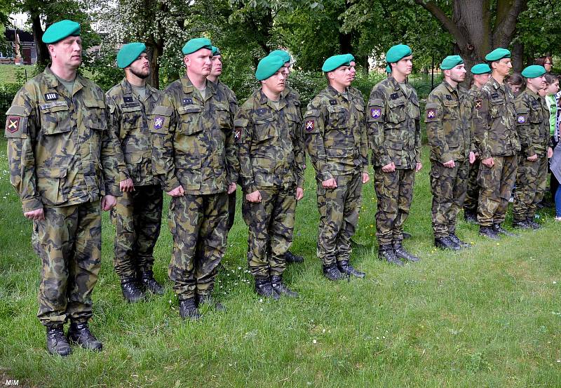 U příležitosti 73. výročí osvobození Československa se uskutečnilo ve středu 9. května na náměstí 1. máje v Jincích pietní shromáždění armády a obyvatel Jinec.