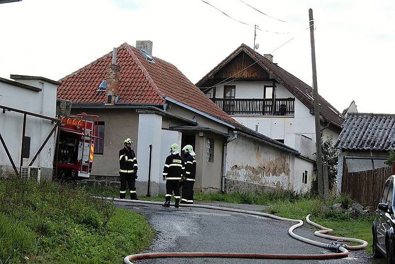 Požár budovy bývalého zemědělského statku v Ouběnicích. Podnikalo v nich několik firem. Foto: Markéta Lišková