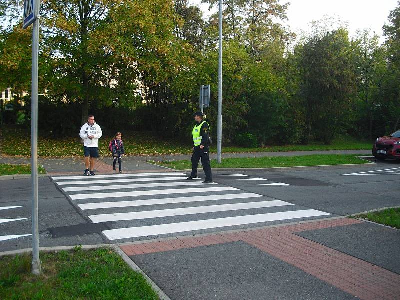 Policisté kontrolovali správné přecházení u ZŠ Školní.