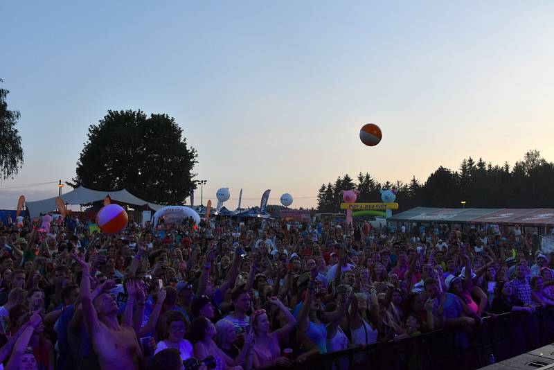 Letní festival v příjemném prostředí, přímo na pláži, byl v tropickém počasí volbou několika tisíců návštěvníků. Foto: Ondřej Navrátil