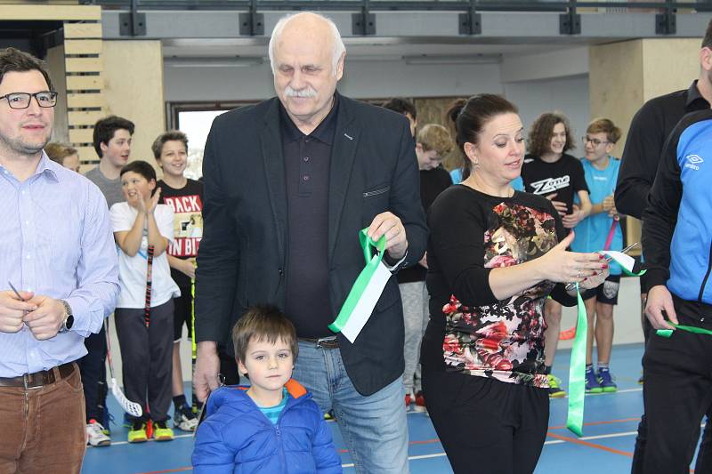 Pásku k nové hrací ploše stříhali společně zástupci města a sportovních spolků, architekt projektu, lidé ze zhotovitelské firmy a zástupci dobříšské společnosti Dokas.