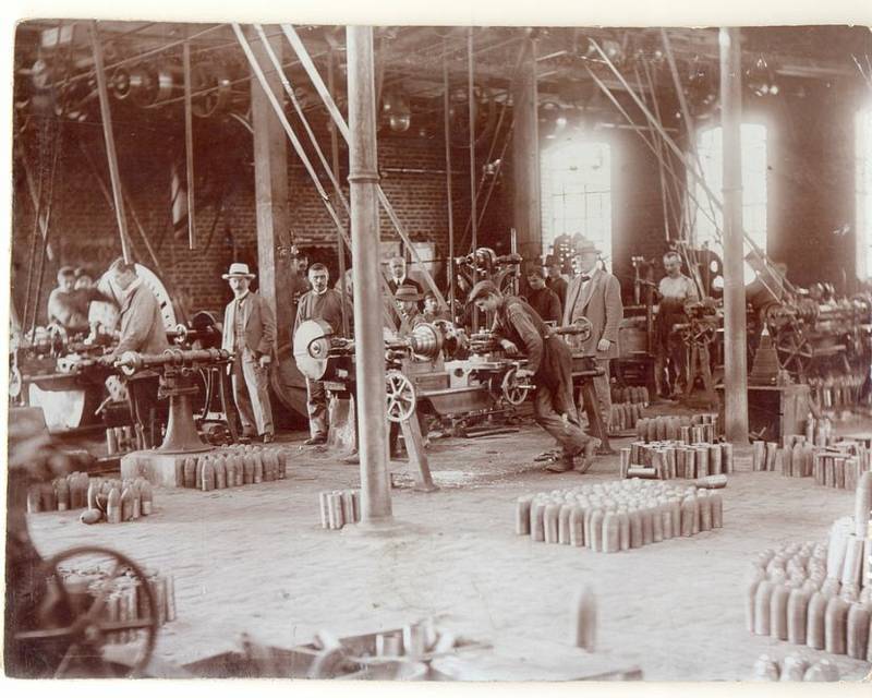 Fotografie z doby první světové války zachycující výrobu dělostřeleckých granátů.