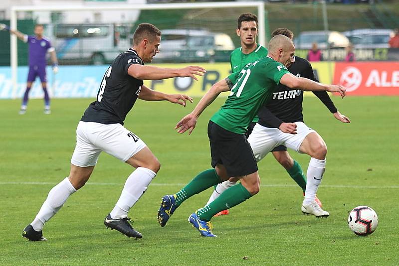 Fotbalisté Jablonce (netradičně v černém) zvládli utkání v Příbrami.