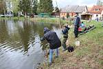 Dětské rybářské závody u rybníka Jez v Rožmitále pod Třemšínem.