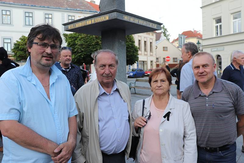 V pátek večer se několik desítek lidí sešlo na Václavském náměstí v Příbrami, aby si připomnělo justiční vraždu Milady Horákové.