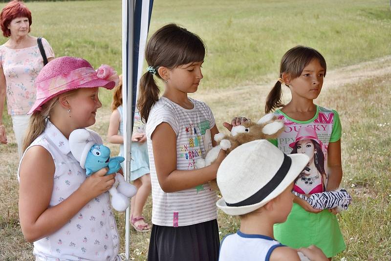 Pohádkový les v Libčicích nabídl dětem zábavu v sobotu 18. srpna. Pro děti bylo připraveno 12 soutěžních stanovišť a na každém na ně čekaly pohádkové postavy a plnění úkolů.