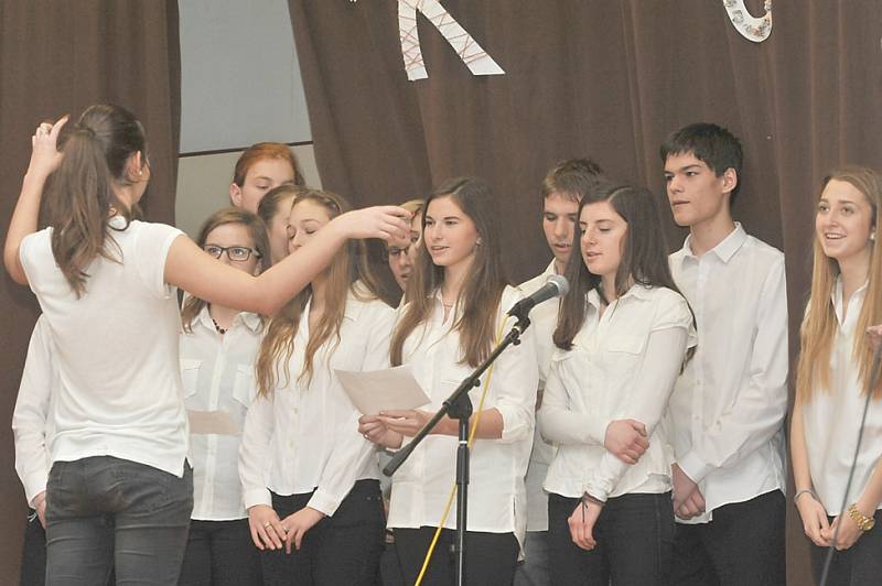 Tradiční školní akademií se s rokem 2015 rozloučili studenti a profesoři Gymnázia Karla Čapka v Dobříši.