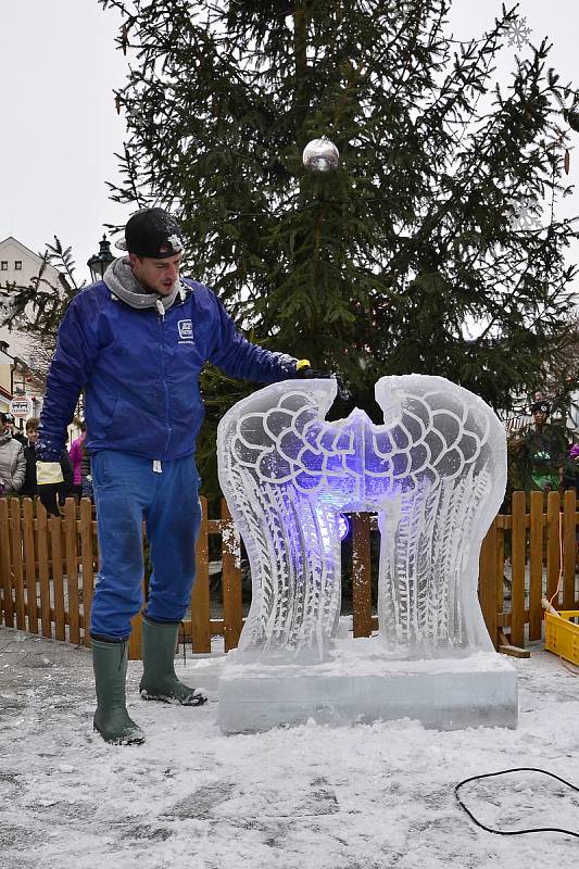 Spolek Pražské ulice ve spolupráci se spolkem Radost Příbramáčkům připravil na stříbrnou neděli v Pražské ulici kulturní program s ledovou show a výtěžek akce byl určený pro Dětský domov Pepa v Lazci.