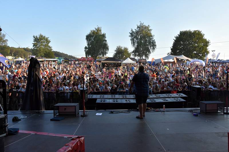 Letní festival v příjemném prostředí, přímo na pláži, byl v tropickém počasí volbou několika tisíců návštěvníků. Foto: Ondřej Navrátil