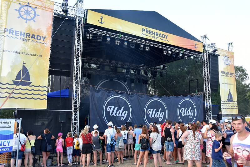 Letní festival v příjemném prostředí, přímo na pláži, byl v tropickém počasí volbou několika tisíců návštěvníků. Foto: Ondřej Navrátil