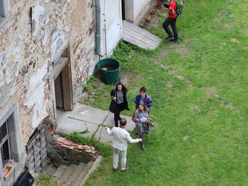 Z prohlídky zámku v Rožmitále pod Třemšínem při zahájení turistické sezony.