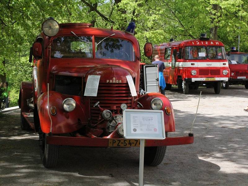 Slavnostní akcí s oceněním zasahujících hasičů, ukázkami moderní i historické techniky nebo dovedností těch nejmenších si profesionální i dobrovolní hasiči připomněli 40. výročí požáru Svaté Hory.