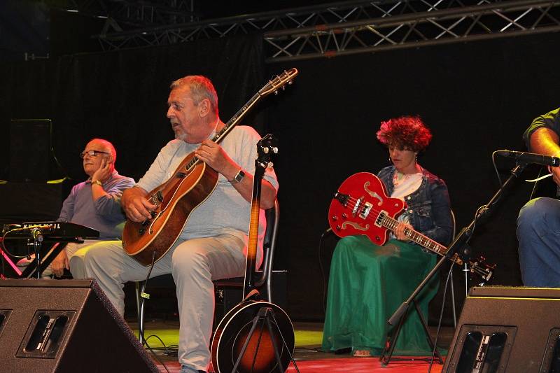 Letní festival v příjemném prostředí, přímo na pláži, byl v tropickém počasí volbou několika tisíců návštěvníků.