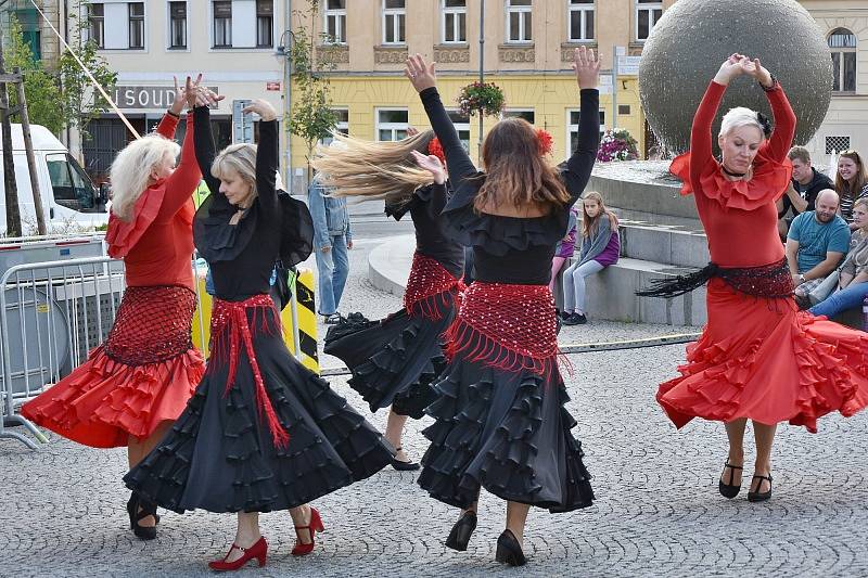 Poslední akce Kulturního léta v Příbrami nabídla rockovou muziku i vystoupení taneční skupiny Zářící ženy.