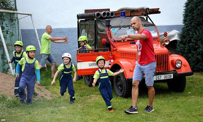 O tři putovní trofeje se zápolilo ve třech kategoriích: družstva dětí, žen a mužů. Kromě zástupců 7. okrsku z Jinec, Čenkova, Ohrazenice a Křešína přijeli i hosté z Kardavce, Hluboše, Hostomic, Jánské a Dobříše.