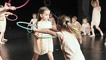 Děti z tanečního studia Elpé ve čtvrtek předvedly v divadle své taneční umění. Před plným hledištěm zatančily choreografie, na kterých celý rok pracovaly.