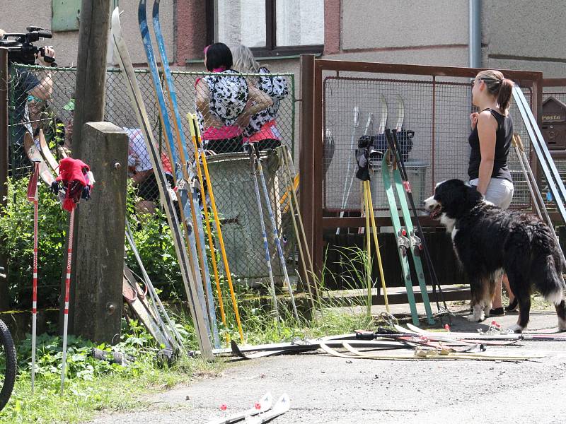 V ulicích obce Obecnice se soutěžilo v lyžování. I letos se našla v obci řada zájemců o účast v zábavném závodu na lyžích ulicemi Obecnice..