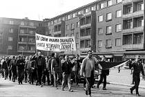 Manifestační průvod pracovníků Uranových dolů Příbram ze šachty č. 16 ulicemi města k budově Generálního ředitelství ČSUP. Na protest proti okupaci Československa zahájili 22. srpna 1968 stávku a odmítli dodávat uranovou rudu do SSSR