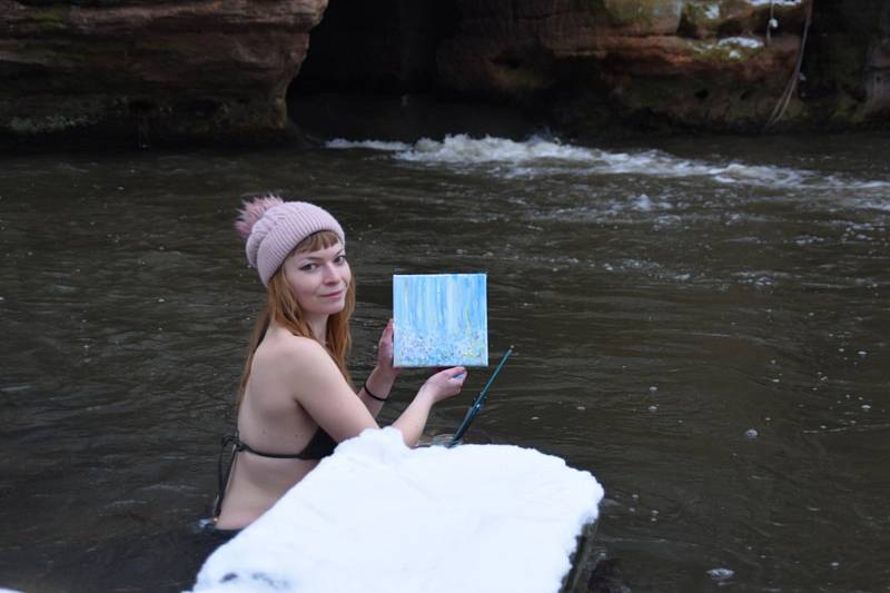 Luisa Püschelová tráví v ledové vodě každý den a i maluje v ní.