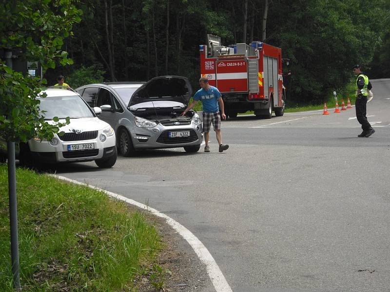 Nehoda pěti osobních aut na strakonické silnici u Bytízu.