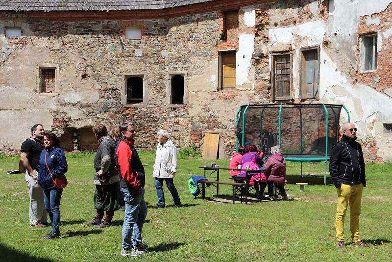 Z prohlídky zámku v Rožmitále pod Třemšínem při zahájení turistické sezony.