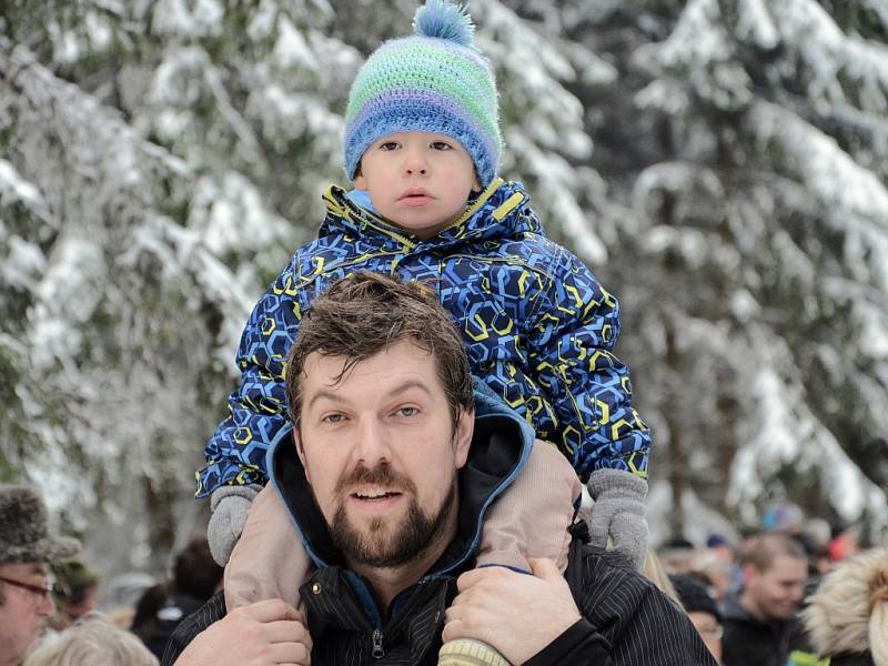 Výstup na Prahu 2016. Pěšky, s kočárkem i na saních. Tak v sobotu lidé zdolávali výstup na „Pražák". Brdský vrchol u Nepomuka si potřinácté vyšláplo více než dva tisíce nadšenců.