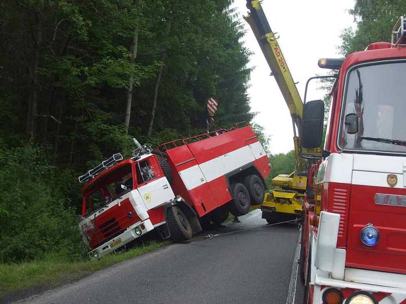 Nehoda požární cisterny nad Věšínem.