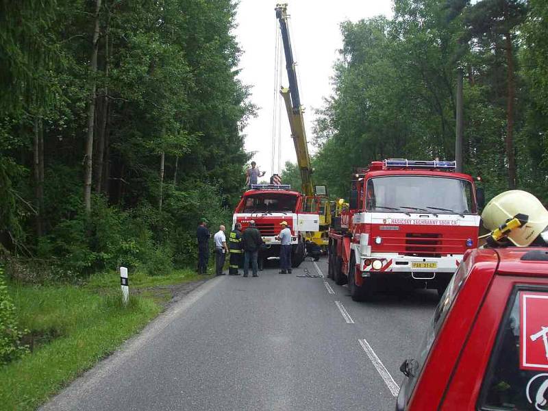 Nehoda požární cisterny nad Věšínem.