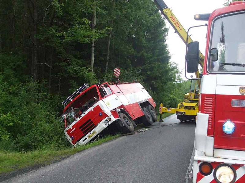 Nehoda požární cisterny nad Věšínem.