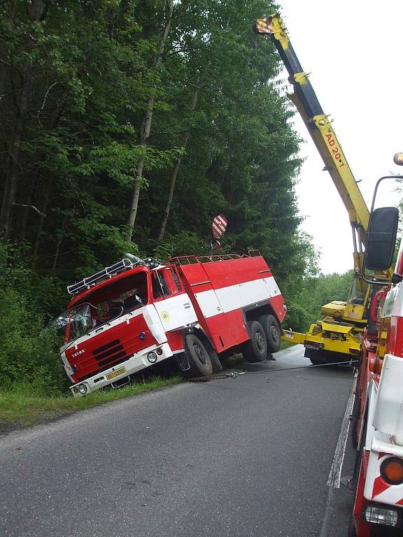 Nehoda požární cisterny nad Věšínem.