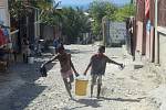 České studny na Haiti. Lidé na Haiti chodí pro vodu i několik kilometrů denně.