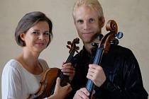 Houslistka Lucie Hůlová a violoncellista Martin Sedlák.