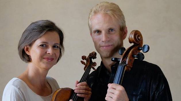 Houslistka Lucie Hůlová a violoncellista Martin Sedlák.