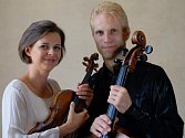 Houslistka Lucie Hůlová a violoncellista Martin Sedlák.