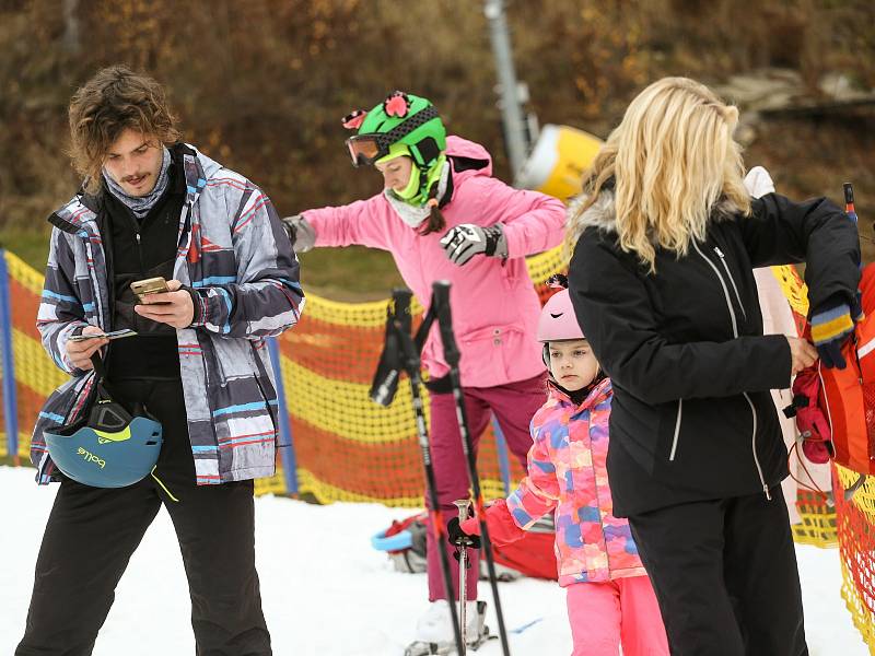 Ze zahájení lyžařské sezony ve Skiareálu Monínec.